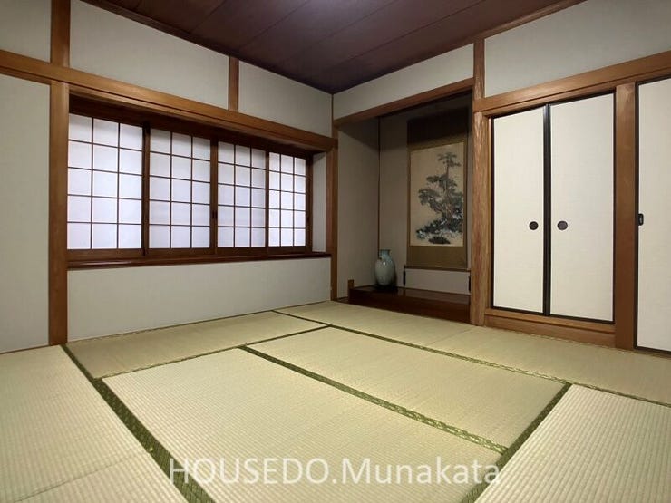 来客時にも重宝する和室は広さ8畳。
お手入れが行き届いており、畳の状態も大変きれいです。