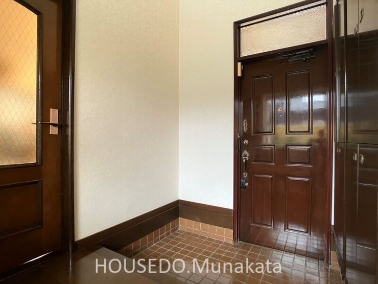 通勤・通学への1歩が明るくなる、開放的な玄関。
上部は吹抜となっており、
明るい採光がたっぷりと降り注ぎます。