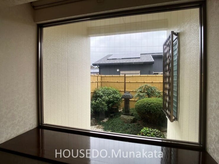 玄関正面には窓が設置されており、
小さな庭園の景色が楽しめます。