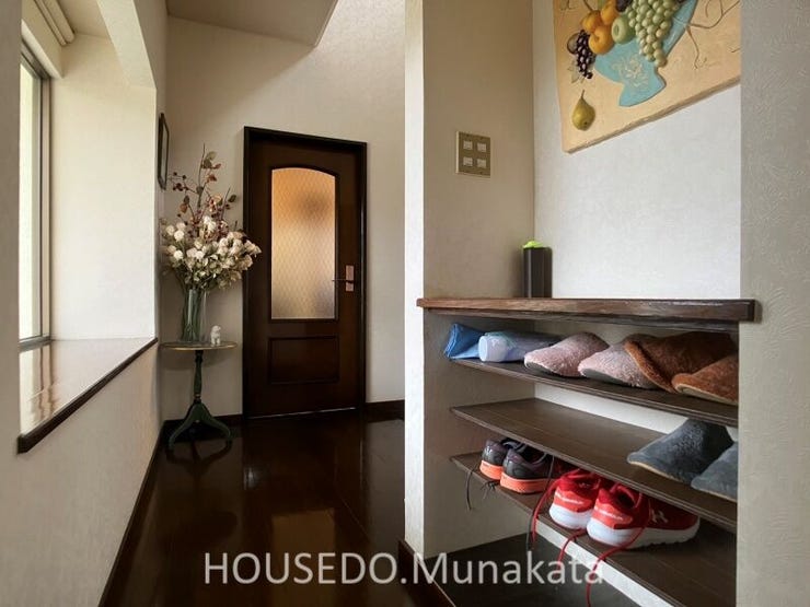 玄関ホールには収納棚が設置されており
室内用の履物やペットのお散歩用品の収納など
幅広くお使いいただけます。