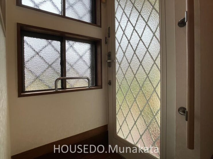 二世帯用のセカンド玄関です。
手すりが設置されており、永く住んでも安心の設計