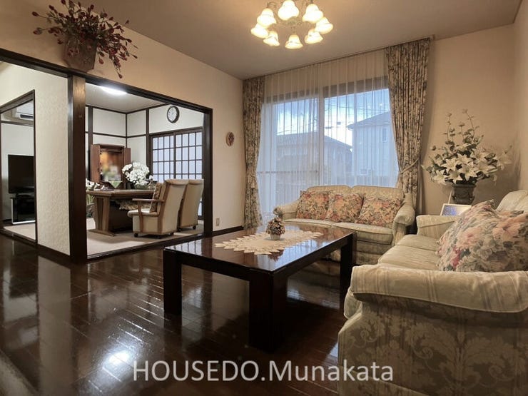 【リビング】
お天気の日は窓を開けて、
ウッドデッキとお庭がつながる開放的な空間になります。