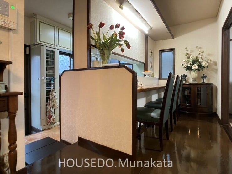 おしゃれなキッチンカウンター。
夜はバー気分で大人だけの楽しみを贅沢に堪能できます。