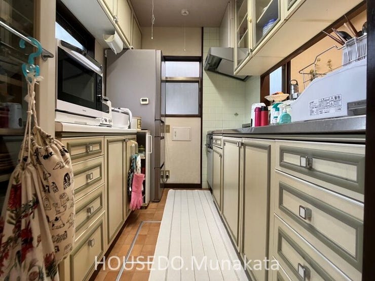 充実の収納力で使い勝手のいいキッチン。
お料理の最中もリビングに居る家族と会話が楽しめる
カウンター式です。