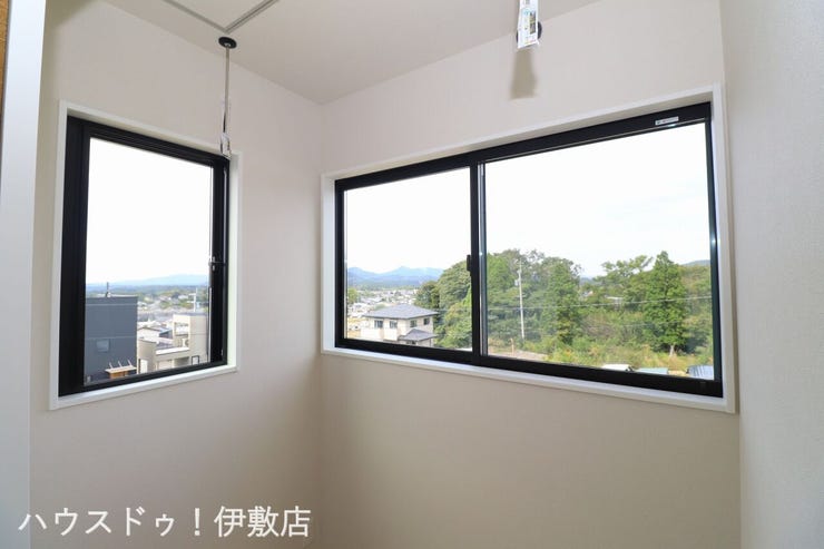 【サンルーム】
天候に左右されないサンルーム付!ホスクリーン付です