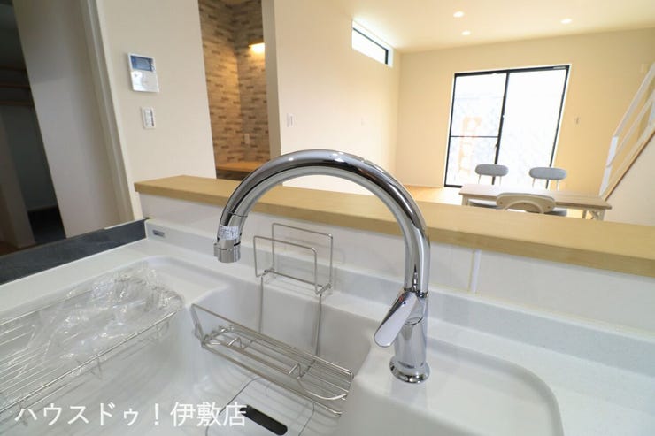 【タッチレス水栓】
手を触れずに水が出てくるので、手が汚れていても楽々です!