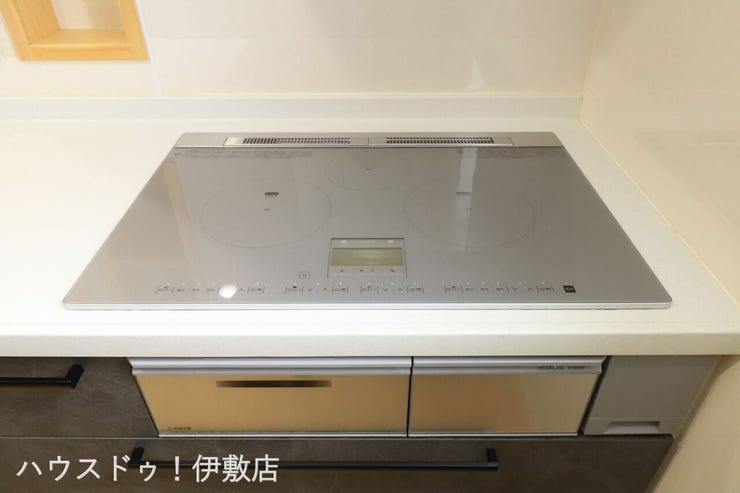 【IHクッキングヒーター】
火を使わないので、小さなお子様にも安心♪お手入れもさっとひと吹きです。