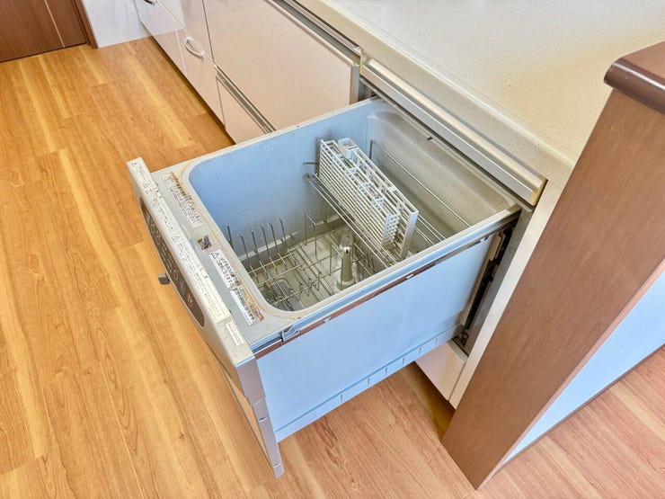 ◇食器洗浄乾燥機◇
洗い物に時間を縛られることが無くなり、空いた時間で他の家事をしたり、ご家族との時間も増えますね。加えて手荒れも防げてしかも節水が高い為、需要の高い設備です。