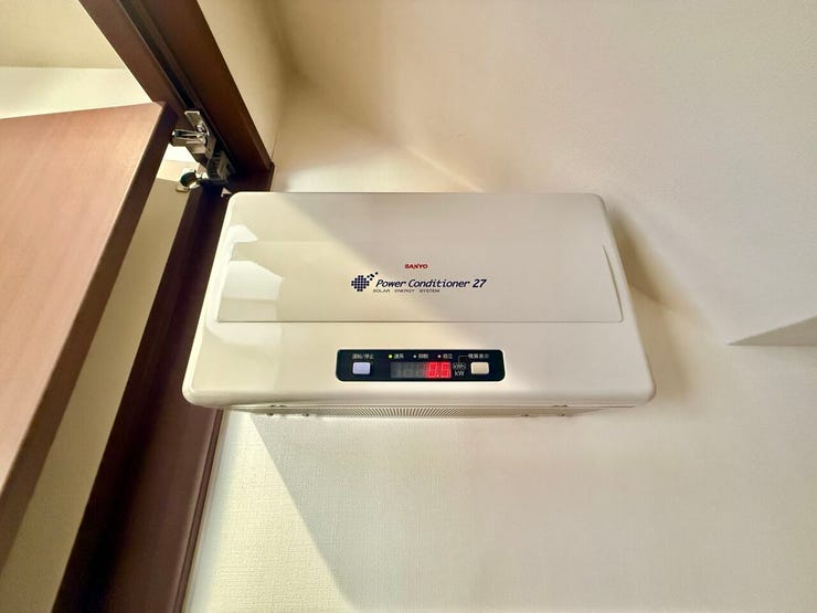 ◇パワーコンディショナ◇
太陽光発電でつくった電気を、家庭で使えるように変換する機器です。自家発電することで毎月の光熱費を節約できる太陽光システムは魅力的ですね♪