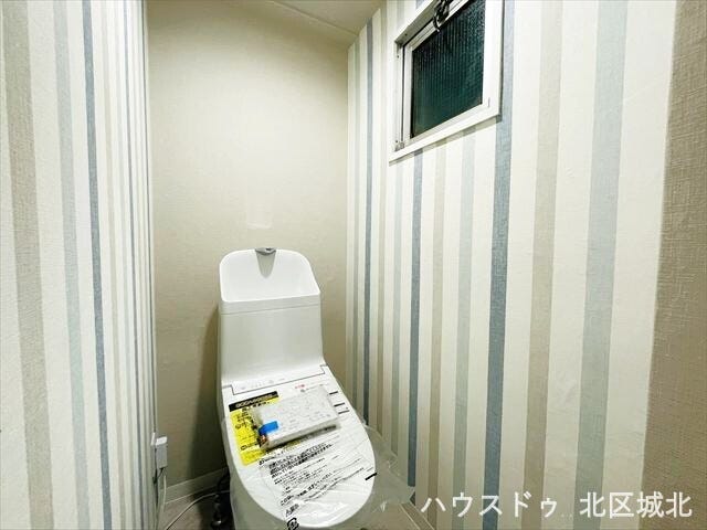 隣のPSに小窓があるのでさっと換気ができますね。あると嬉しい温水洗浄便座です。