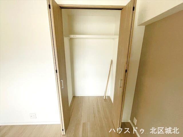 スッキリしまえる収納付き。奥行きがあり、枕棚には鞄や日用品などの小物も整頓して置けますね。