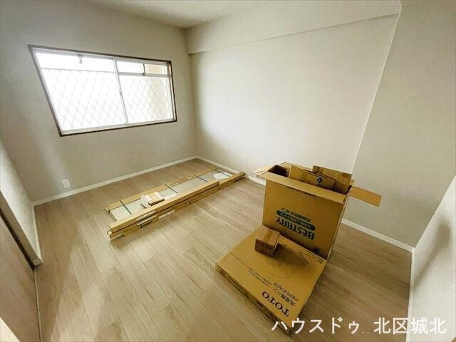 6帖洋室
北側に窓があり彩光を確保できます。広さがあるので主寝室にもおすすめです。