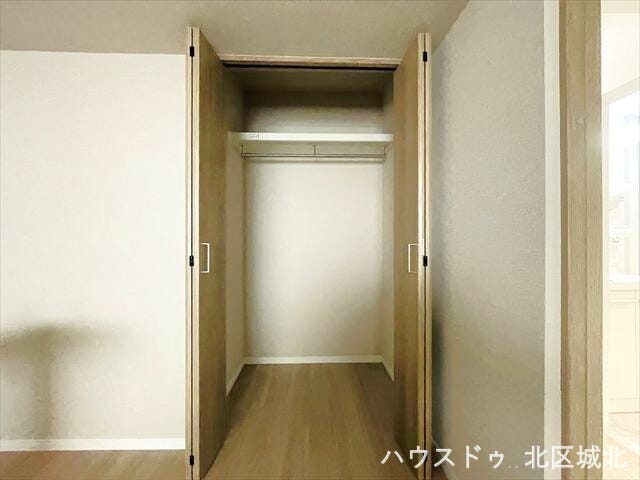 収納はハンガーポール・枕棚付き。奥行きもあり、掛ける収納でしわにならずに保管できます。