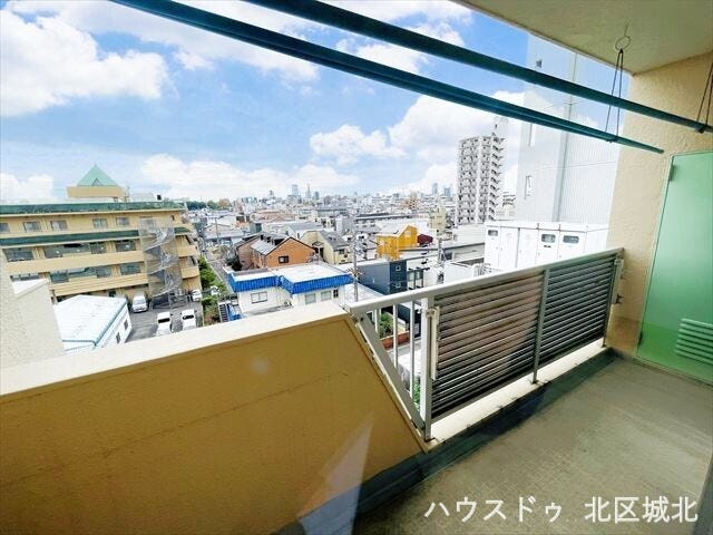 最上階6階につき眺めを楽しめます。南向きで太陽の光がしっかり当たり、洗濯物もカラッと乾きそうですね。