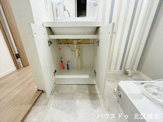 洗面台下収納には、歯ブラシや洗剤のストックなどをしまっておけますね。