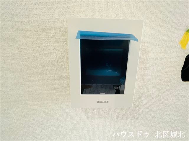 モニター付きインターホン
訪問者の顔が見えて安心ですね。玄関先まで行かずにこちらから対応できます。