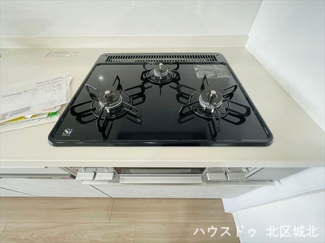コンロ
3口あり、同時に調理ができるので忙しい時も時短になりますね。