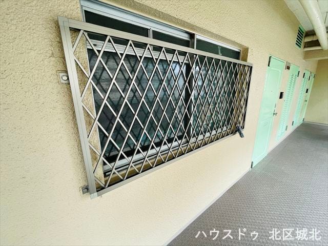 共用廊下側に格子付き窓を採用。安全性とプライバシーを両立した安心の住まい。