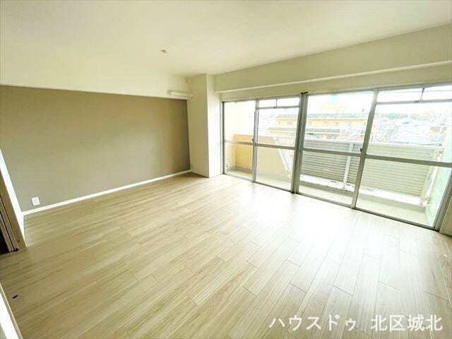 15帖の南向きLDK。6階につき眺望・日当たり良好です◎南側に並んだ掃き出し窓はバルコニーに繋がっています。