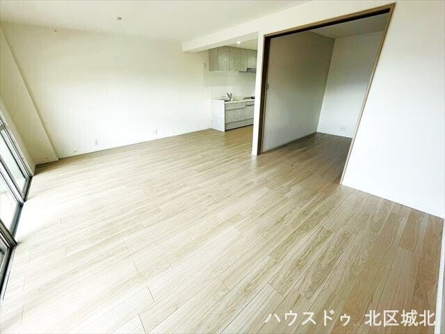 家族みんなの憩いの空間。シンプルなクロス、ナチュラルなフローリングの明るい内装で、家具も合わせやすいですね。