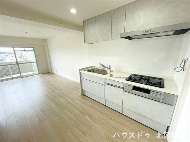 22025年10月にリフォーム完了。3口コンロや食洗機搭載で家事をスムーズに進められます♪