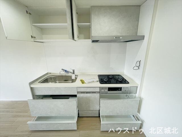 吊戸棚やキッチン下など収納も充実しており、調理器具や食器、食品ストックもスッキリしまって生活感を見せません。