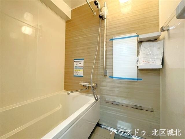 木目調の化粧パネルでリラックスできそうなバスルーム。ゆったりと湯舟に浸かって一日の疲れをリフレッシュできますね。