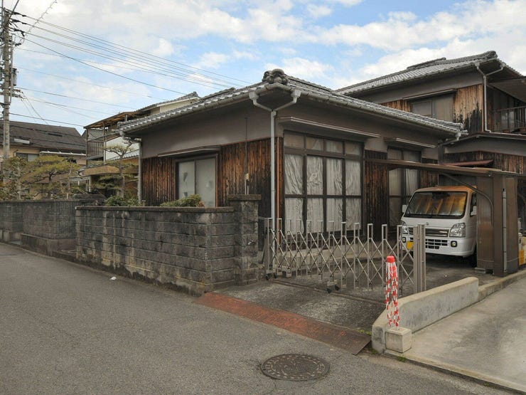 外観を南西側より撮影