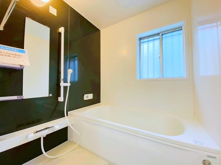 落ち着きのある空間に広々足が伸ばせる浴槽で、心も体もリラックスできそうです。お子様と入るのにも十分な広さが嬉しいですね。