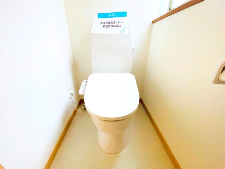 明るくて清潔感のあるトイレスペース♪洗浄便座付トイレ!広々した空間で気持ちよく過ごせます。
