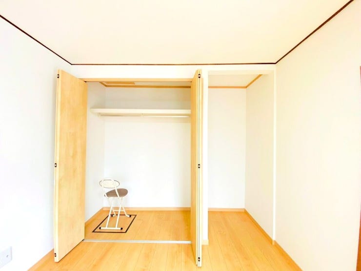 衣類だけでなく、ファッションアイテムやスーツケースなど大きいものも置くことができます。