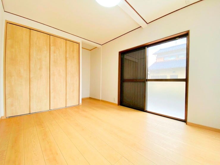 大きな窓があり、明るい洋室です。主寝室にも子供部屋にもぴったりな洋室!