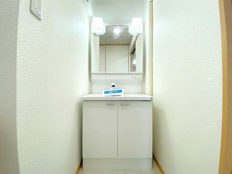 白で統一された清潔感のある洗面台です。お掃除もしやすく、身だしなみや自身をきれいにする場所だからこそ清潔にしていたいですね。