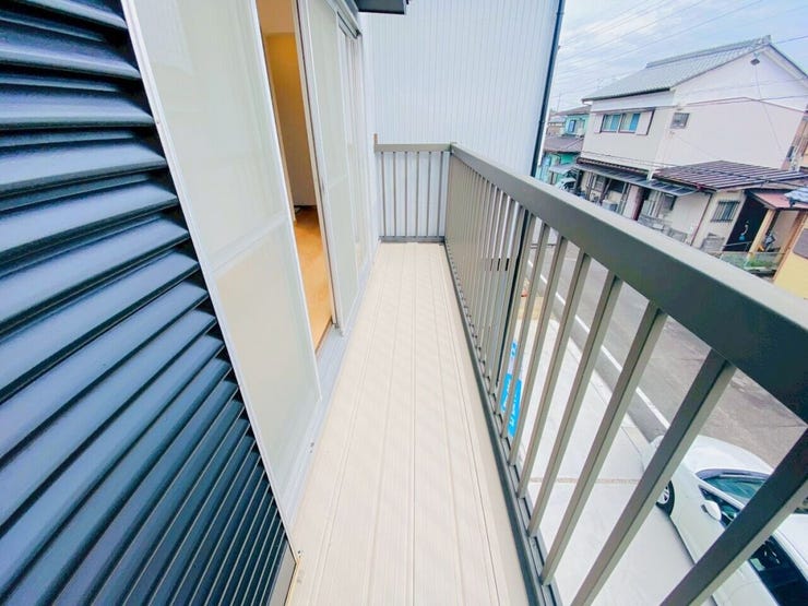 広々としたバルコニーでお洗濯物の多いご家庭でも安心。