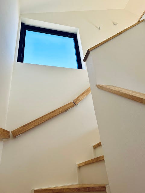 階段にも大きな窓あり!青空が絵画のよう!