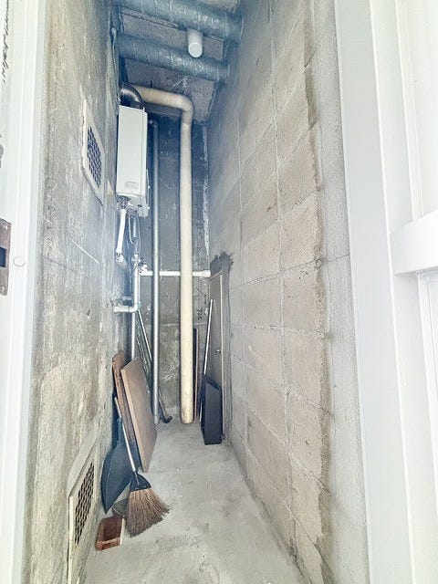 玄関入ってすぐ左には自転車などが置けるスペースが確保されています♪