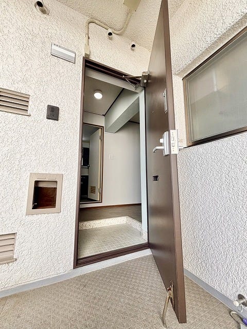 玄関扉を開けると、広々とした空間が広がっています♪荷物が多いときでもスムーズに出入りできます♪