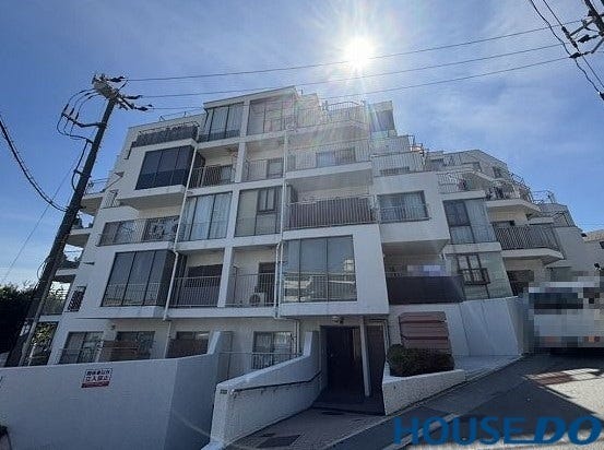 【外観】
丘の上に建つ、特徴的なデザインのマンション♪太陽の光をたっぷり浴びて、日中は明るい雰囲気です♪