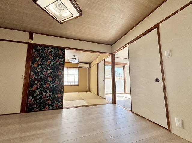 スライド式の襖を開け放てば、和室と洋室が一体化した広々とした空間に♪家族や来客との団らんにもぴったりです♪