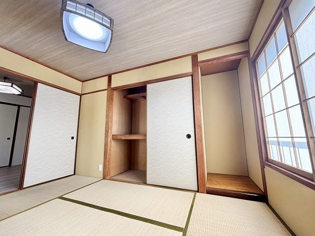 和室には布団や衣類をたっぷりしまえる押入れがあります♪上部と下部に分かれているため、用途に合わせて整理整頓できます♪