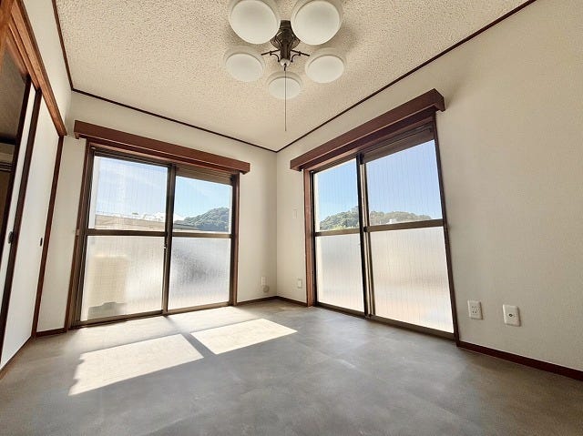 大きな窓から光がたっぷり入るリビング♪明るく開放的な空間で、趣味や作業に集中する部屋としても活用できます♪