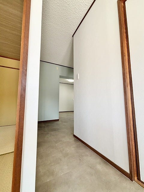 すっきりとした廊下を進むと、和室と洋室のどちらにもつながる間取り♪それぞれの空間が独立しており、プライベートな時間も大切にできます♪