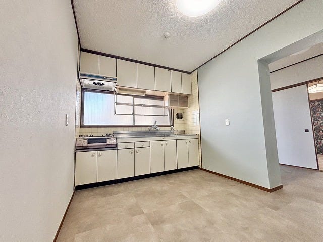 広々としたキッチンスペースには、調理器具や食器をたくさん収納できます♪コンロが2口あるので、料理もはかどります♪