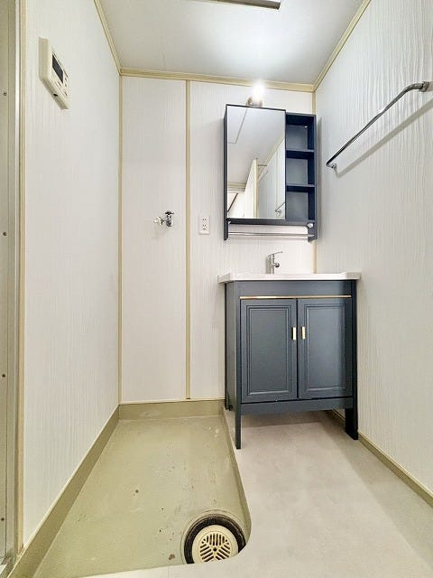 鏡の裏に収納スペースがある洗面台♪すっきりとしたデザインで、朝の身支度もスムーズにこなせます♪