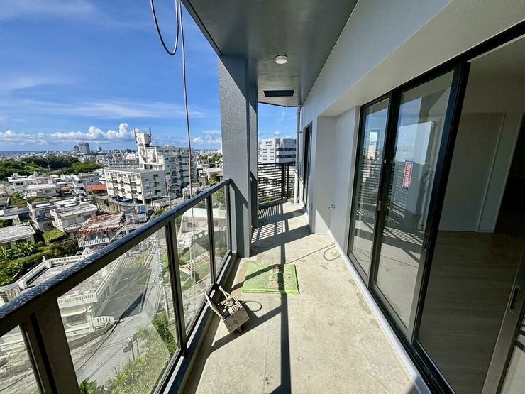 西向きの日当たり良好なバルコニー