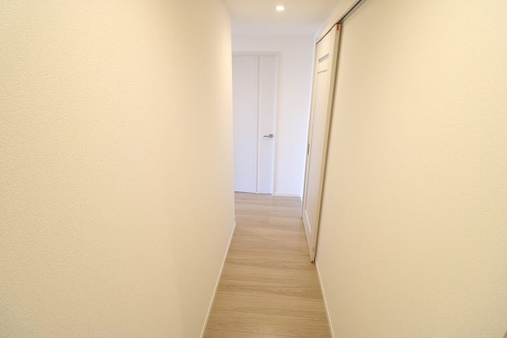 玄関からリビングや洋室にかけての廊下