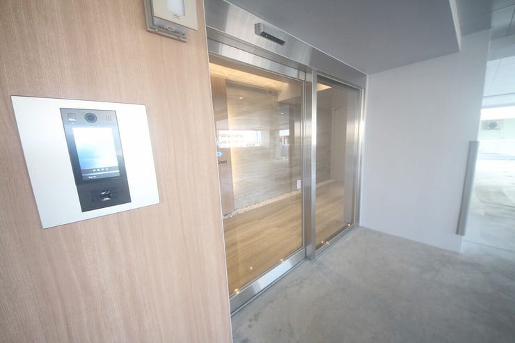 エントランスには安心のオートロック付き