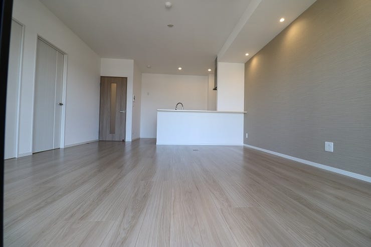 家族の声が広がる、18帖のリビング