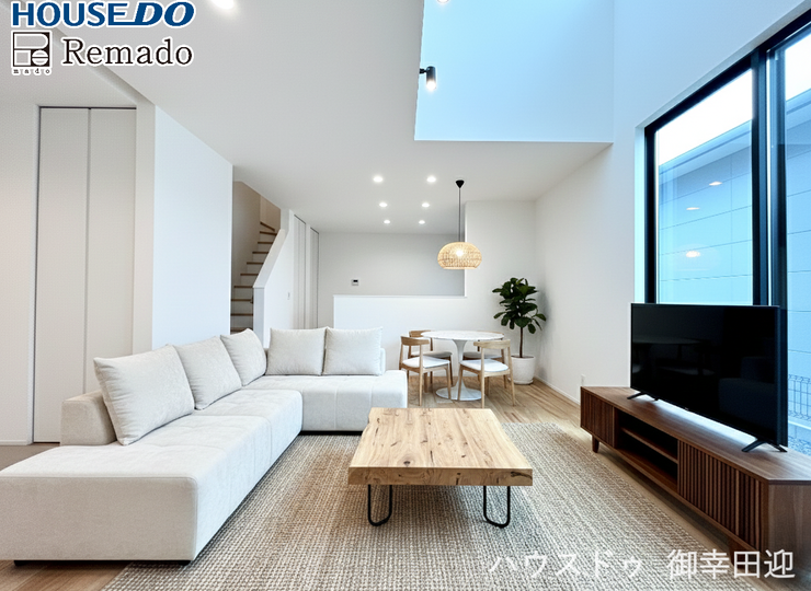 【リビング】
■□■リビング■□■CGで家具を配置しています
吹き抜け部分には大きな窓があるので十分な明るさと開放感を味わえます♪ハイドアと突板のフローリングで高級感あふれるリビングとなっております☆