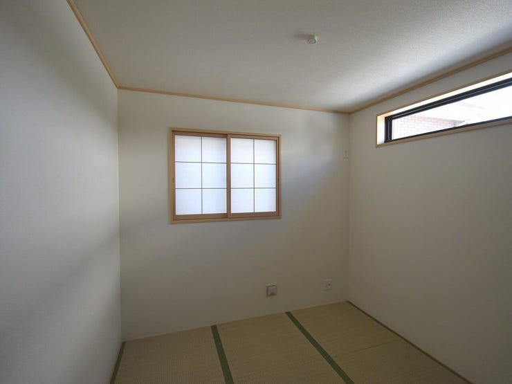 1F 和室5帖
大人気の和室。
足音が目立ちにくい特性をいかし。
客間にしても良し。お子様の遊び部屋にしても良し。